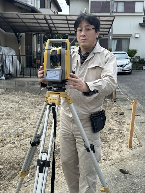 測量機器を使って現地調査を行う様子